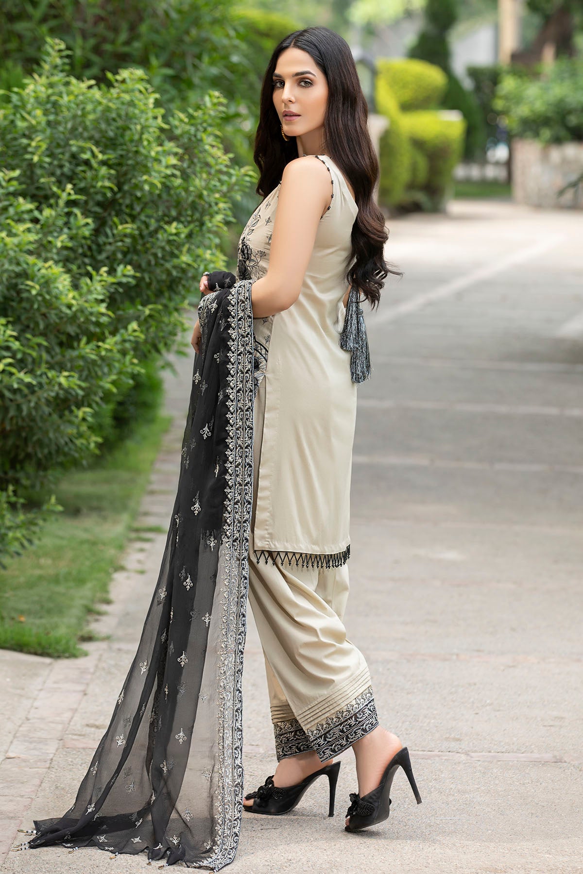 2593-CHROME-WHITE EMBROIDERED LAWN UNSTITCHED