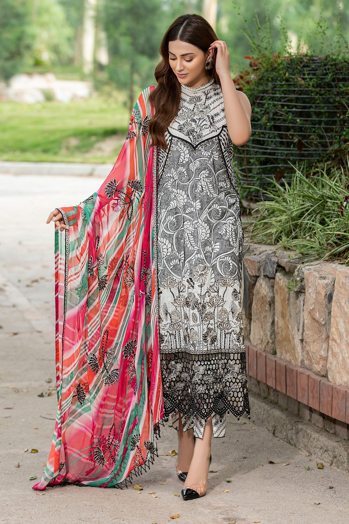2583-WHITE-LINEN EMBROIDERED LAWN UNSTITCHED