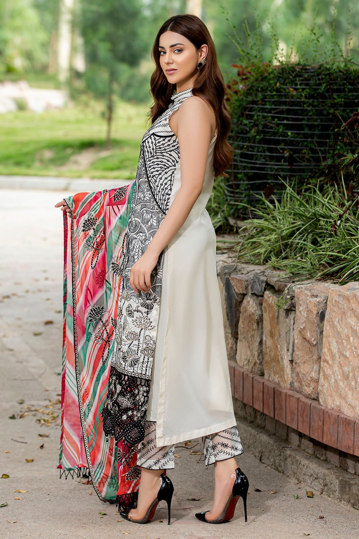 2583-WHITE-LINEN EMBROIDERED LAWN UNSTITCHED