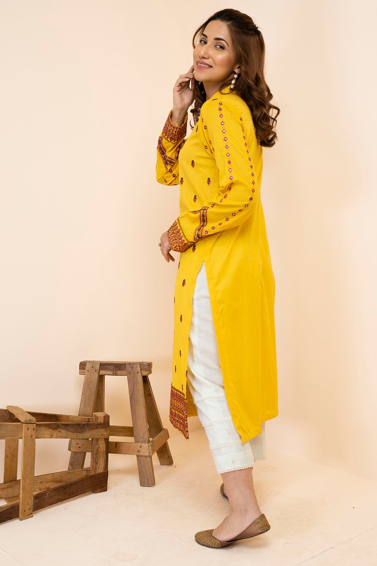 2495-SUN-LIGHT EMBROIDERED LAWN STITCHED