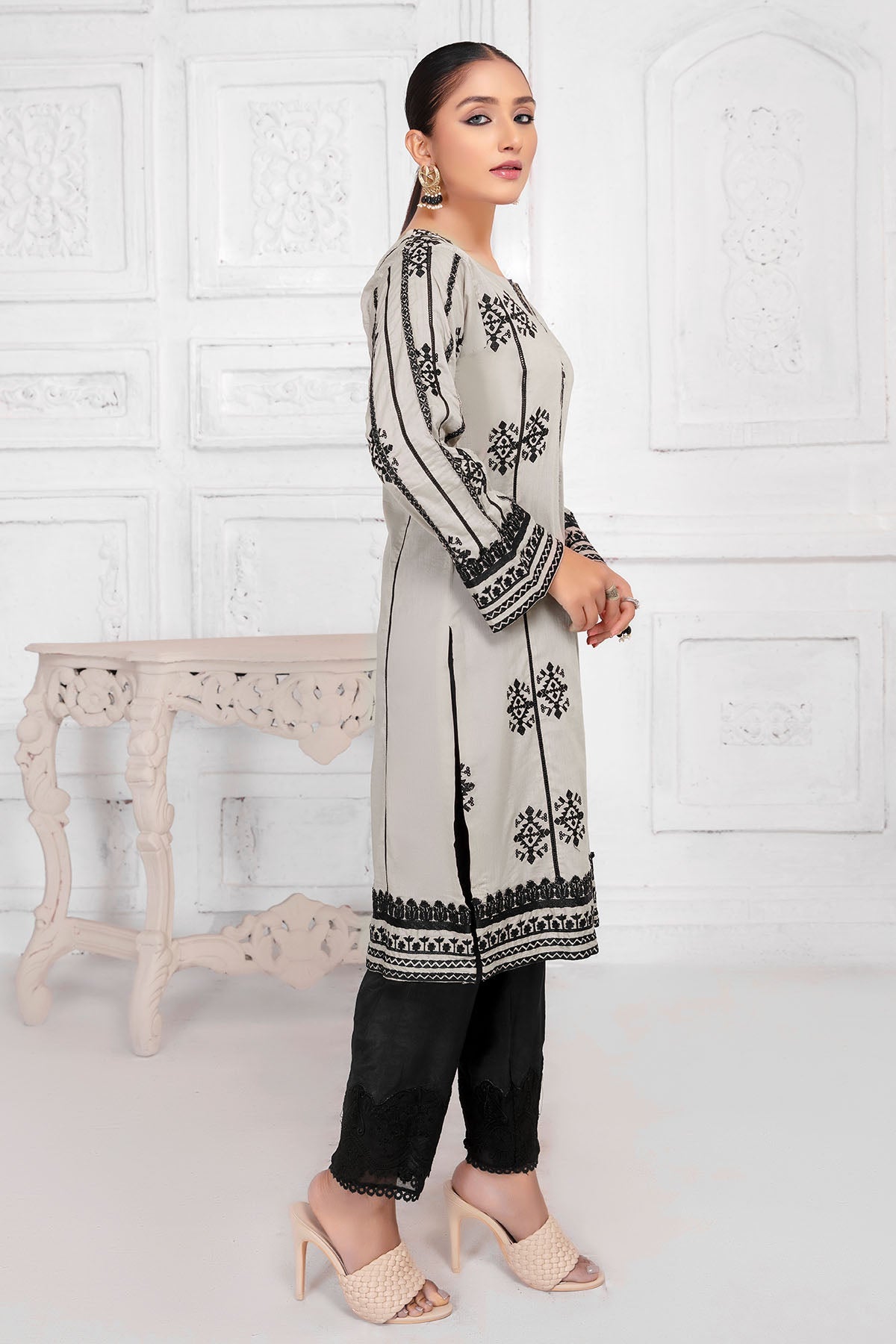 2507-KAMALA EMBROIDERED LAWN STITCHED