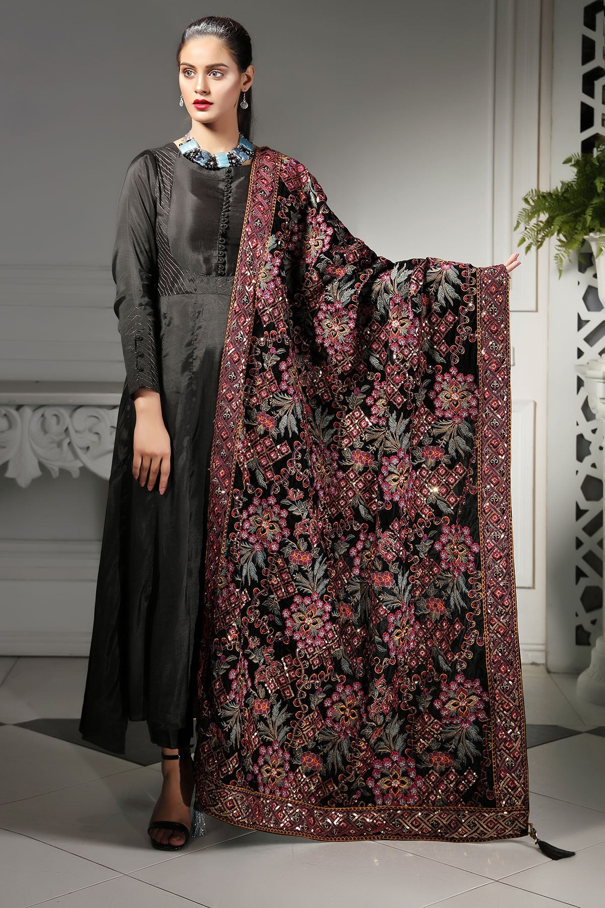 2748-RANGSAZ EMBROIDERED VELVET SHAWL UNSTITCHED
