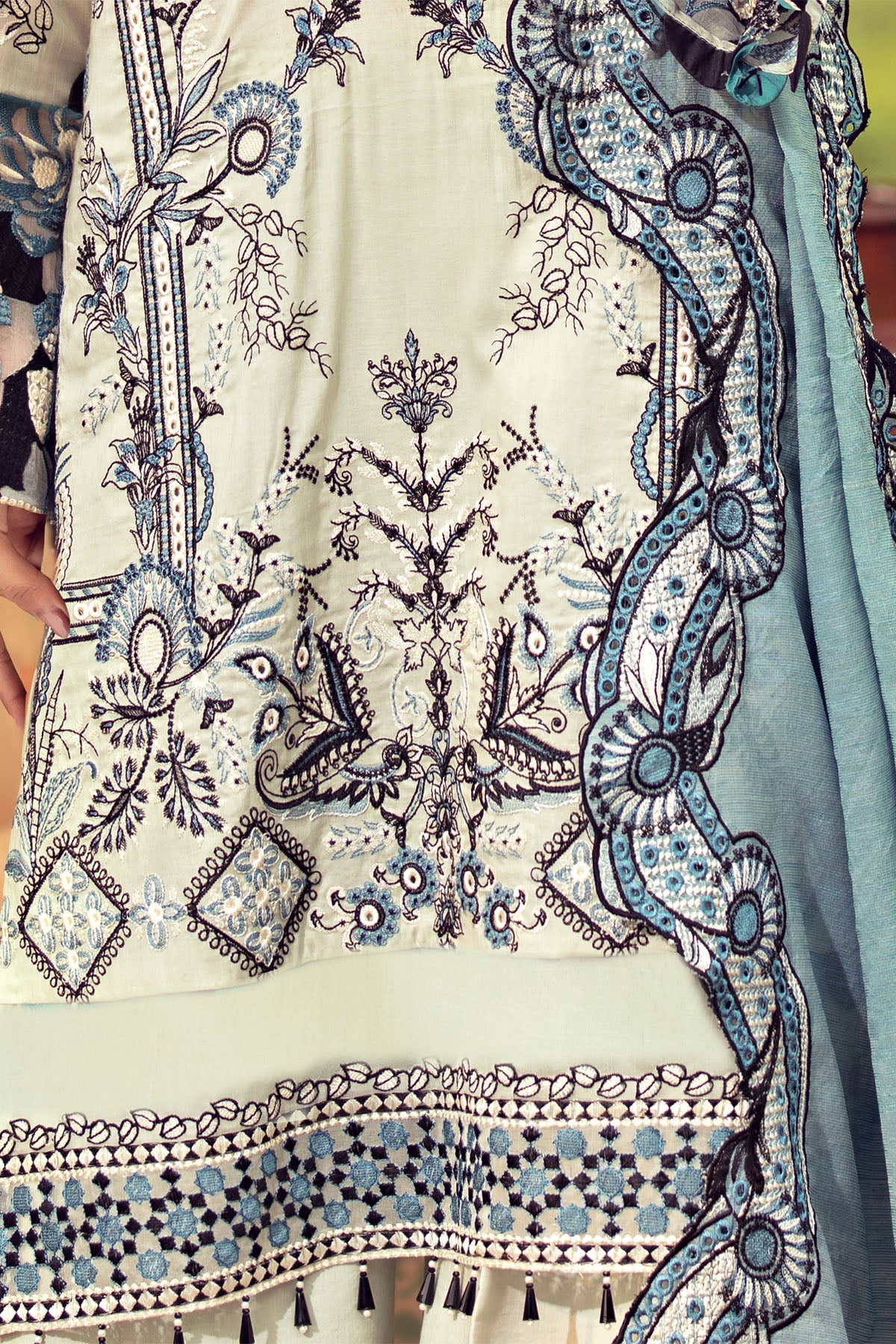 2798-MEDALLION EMBROIDERED LAWN STITCHED