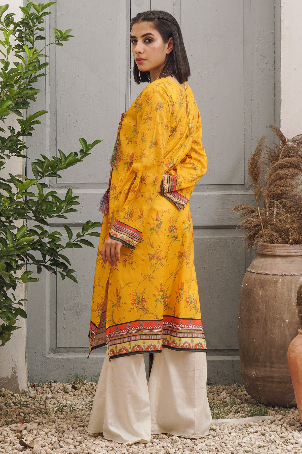 2981-RETRO-FLORAL DIGITAL PRINTED LAWN UNSTITCHED