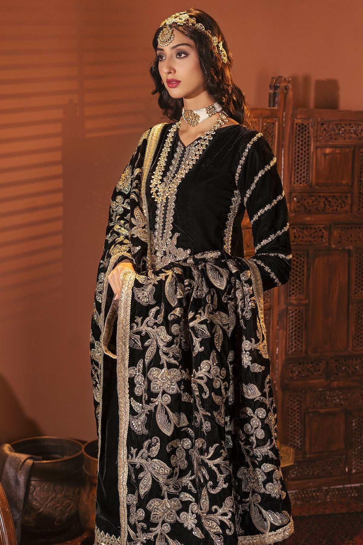 3166-ANJUMAN EMBROIDERED VELVET UNSTITCHED