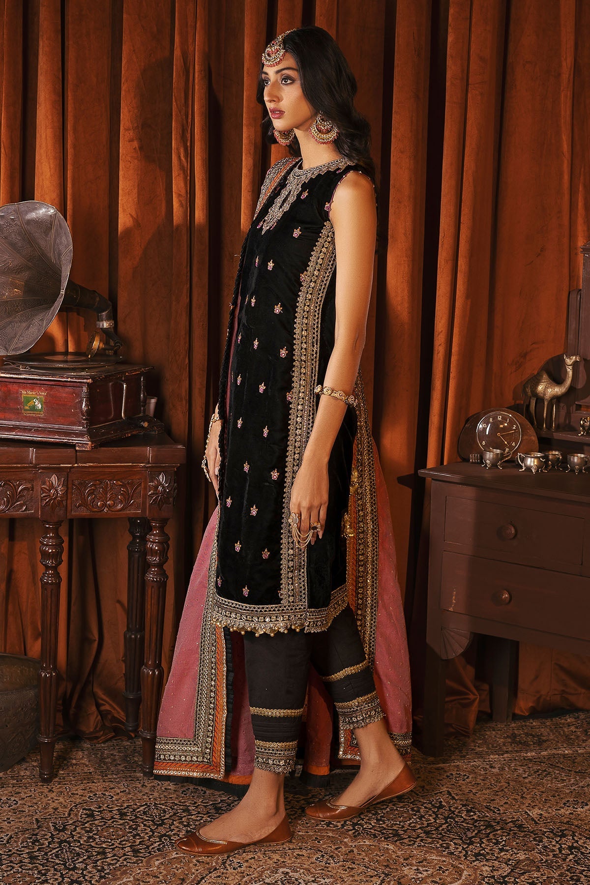 3170-UMME-HAYYAL EMBROIDERED VELVET UNSTITCHED