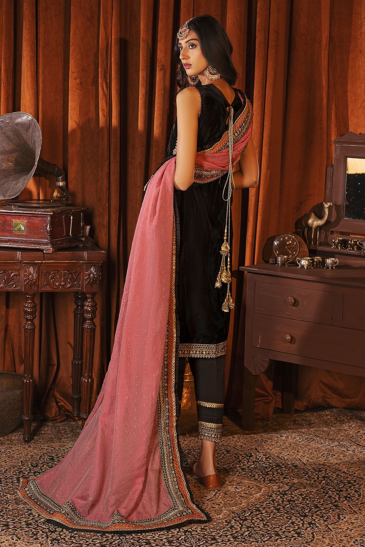 3170-UMME-HAYYAL EMBROIDERED VELVET UNSTITCHED