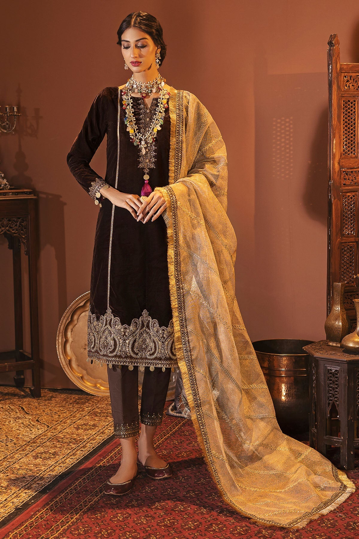 3172-MANHA EMBROIDERED VELVET UNSTITCHED