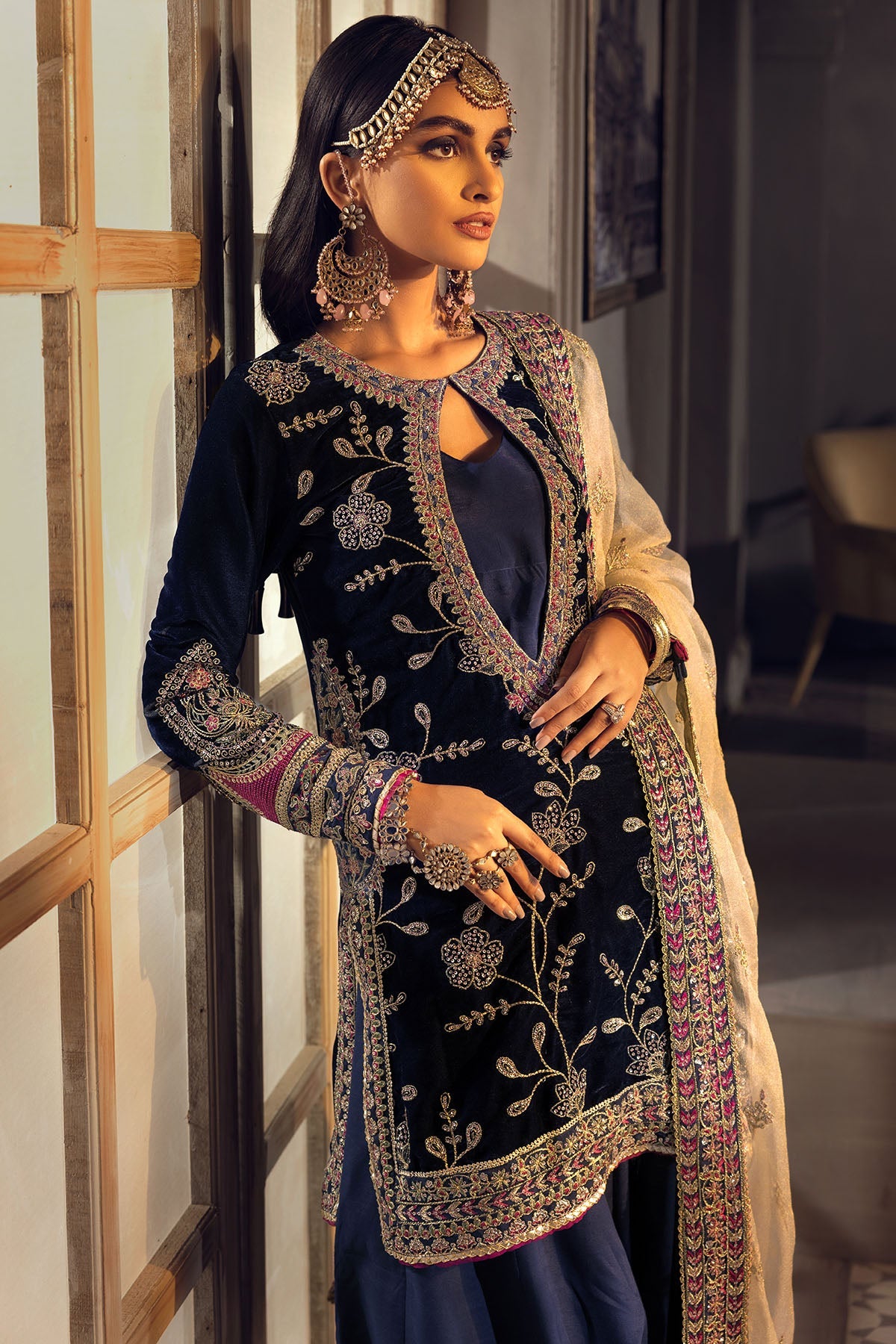 3776-DOVE EMBROIDERED VELVET UNSTITCHED