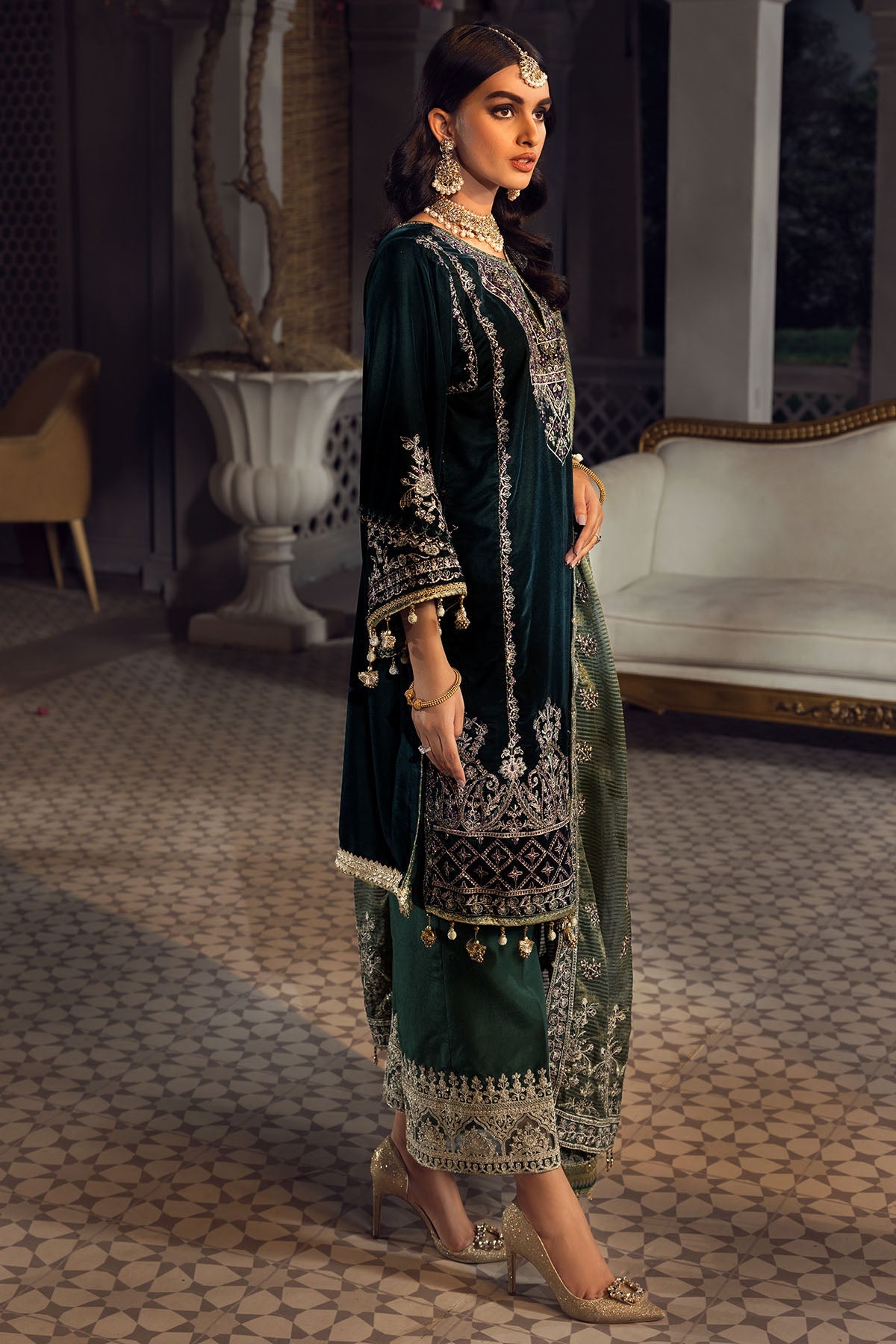 3778-SIA-MESE EMBROIDERED VELVET UNSTITCHED