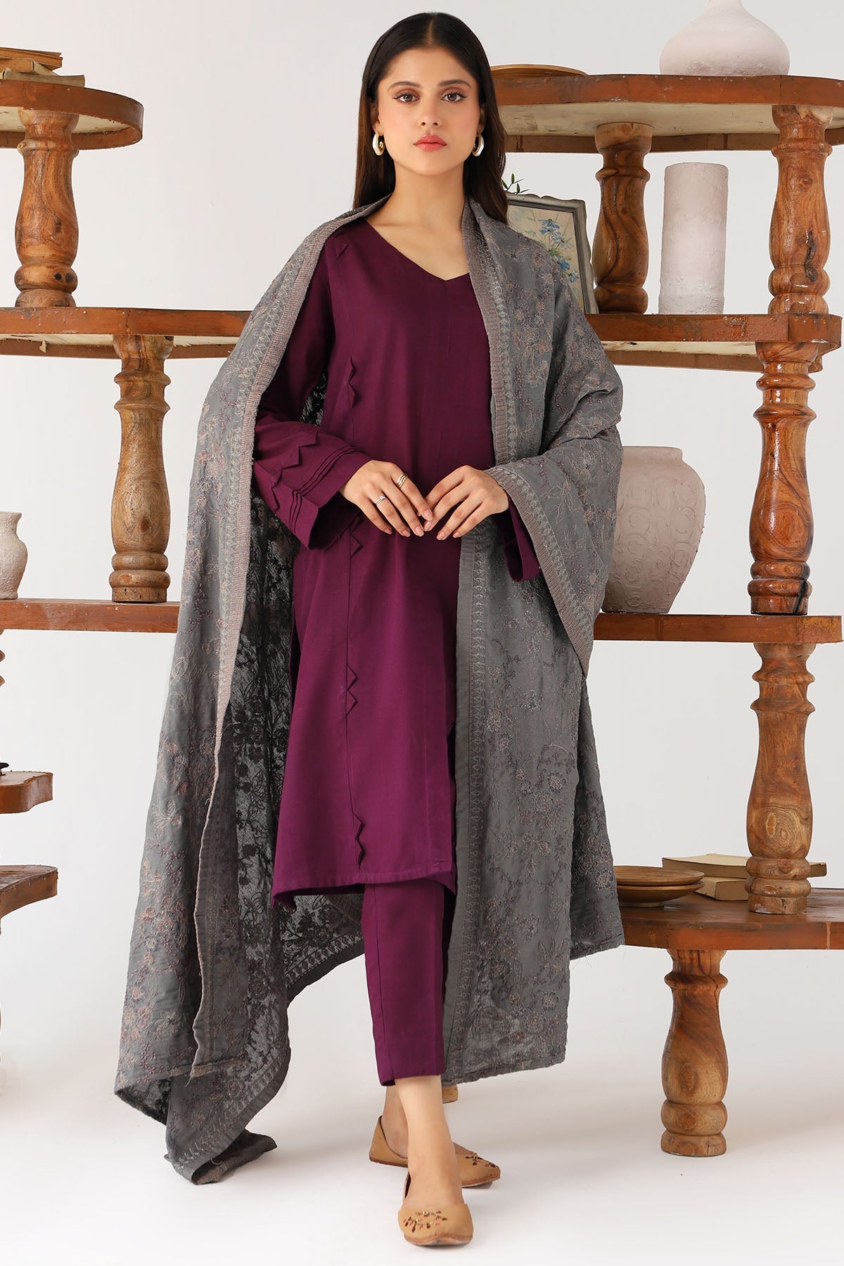 4197-LYLA EMBROIDERED KARANDI SHAWL