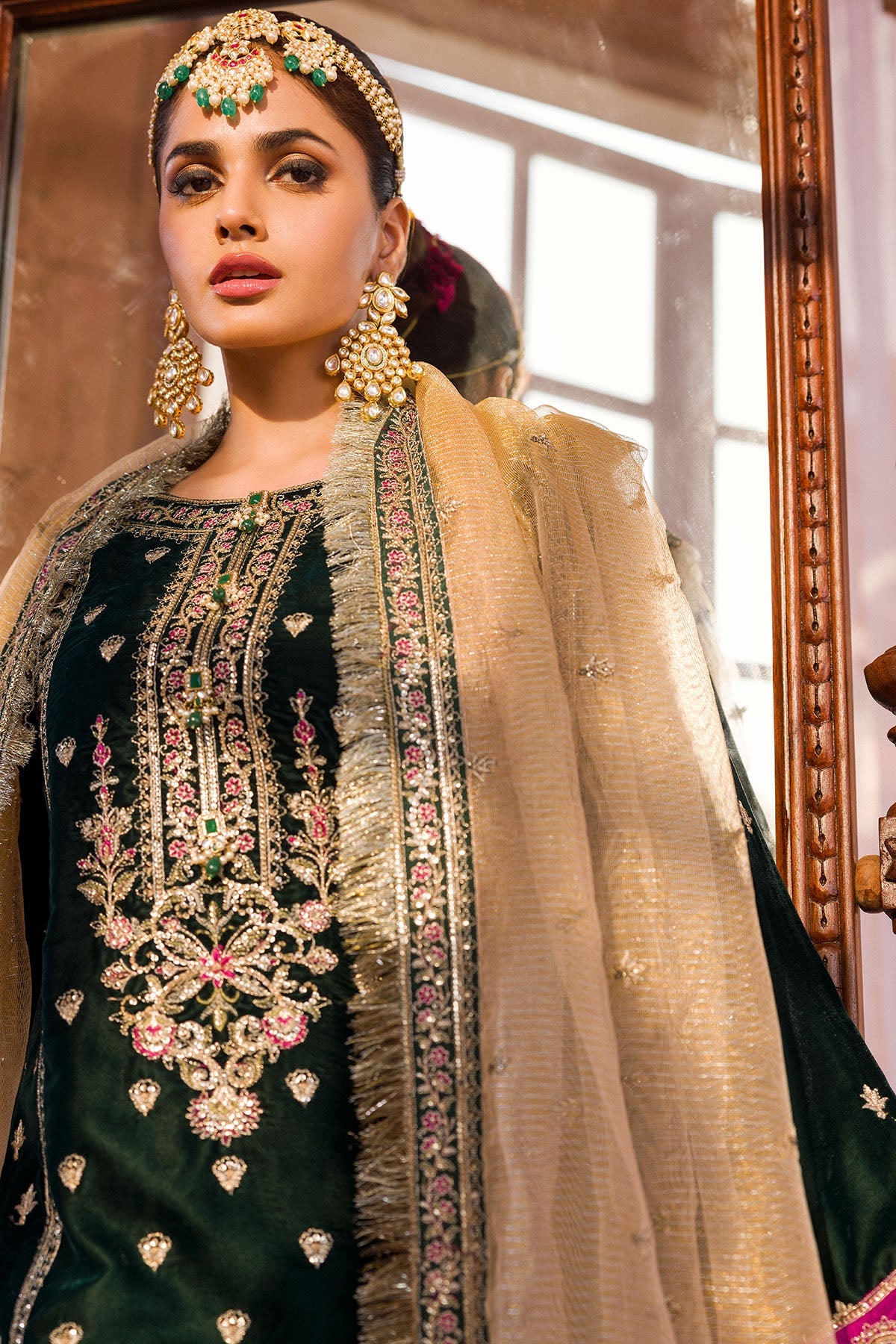 4403-MEHRUN-NISA EMBROIDERED VELVET STITCHED