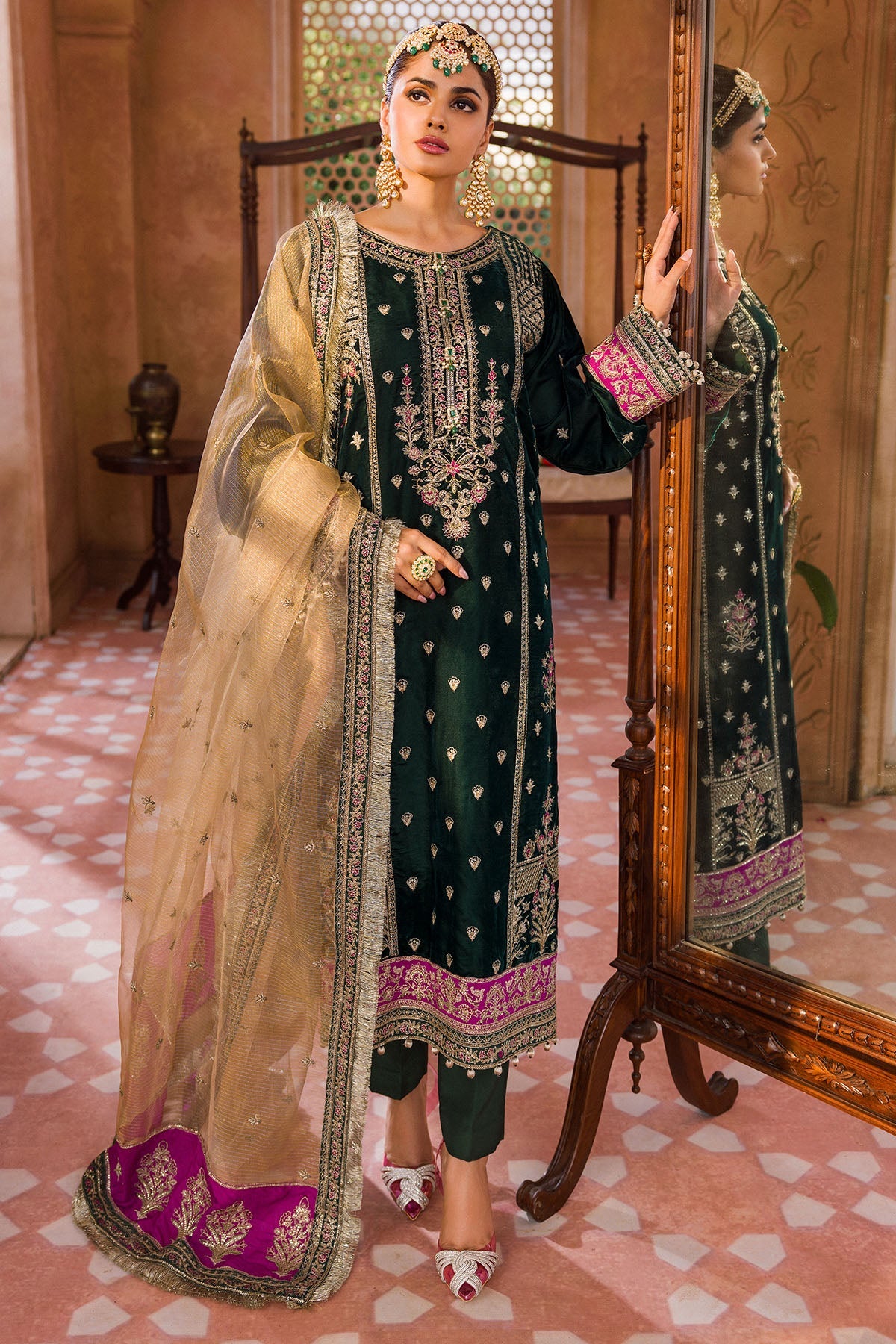 4403-MEHRUN-NISA EMBROIDERED VELVET STITCHED