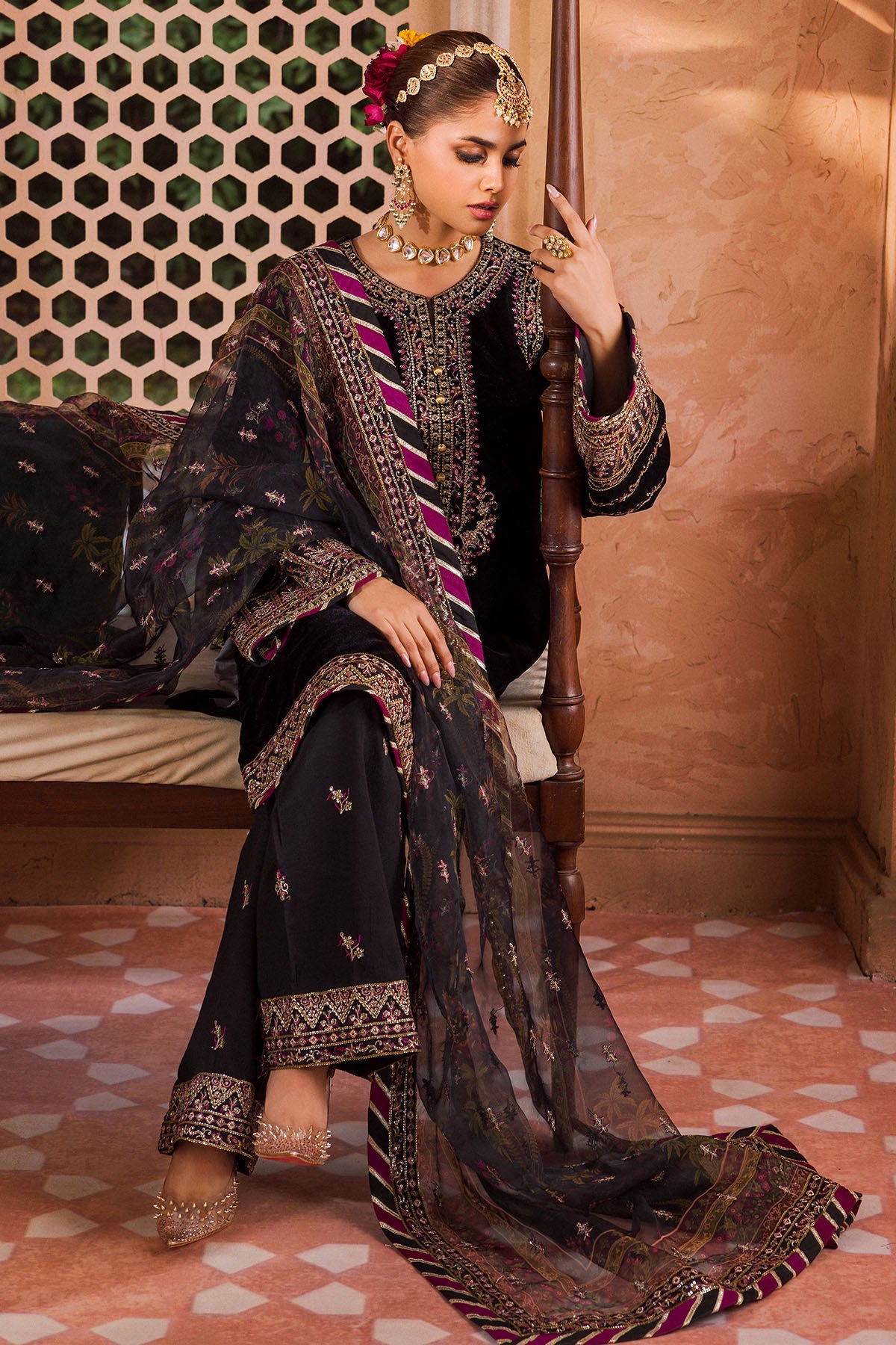 4404-FINCH EMBROIDERED VELVET STITCHED