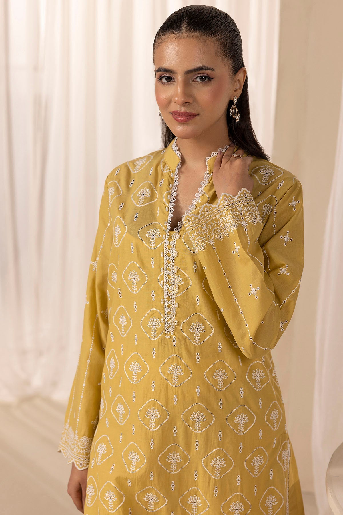 4612-SARDIUS EMBROIDERED CAMBRIC STITCHED