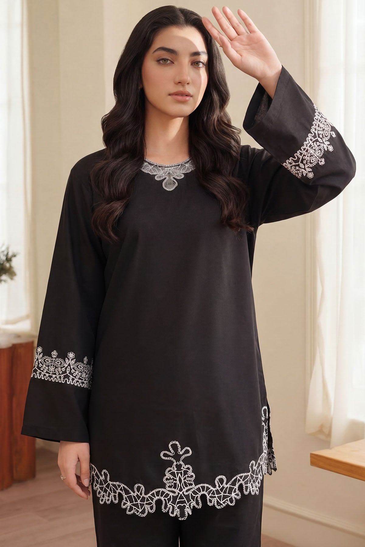 5942-SOPHIE EMBROIDERED CAMBRIC STITCHED