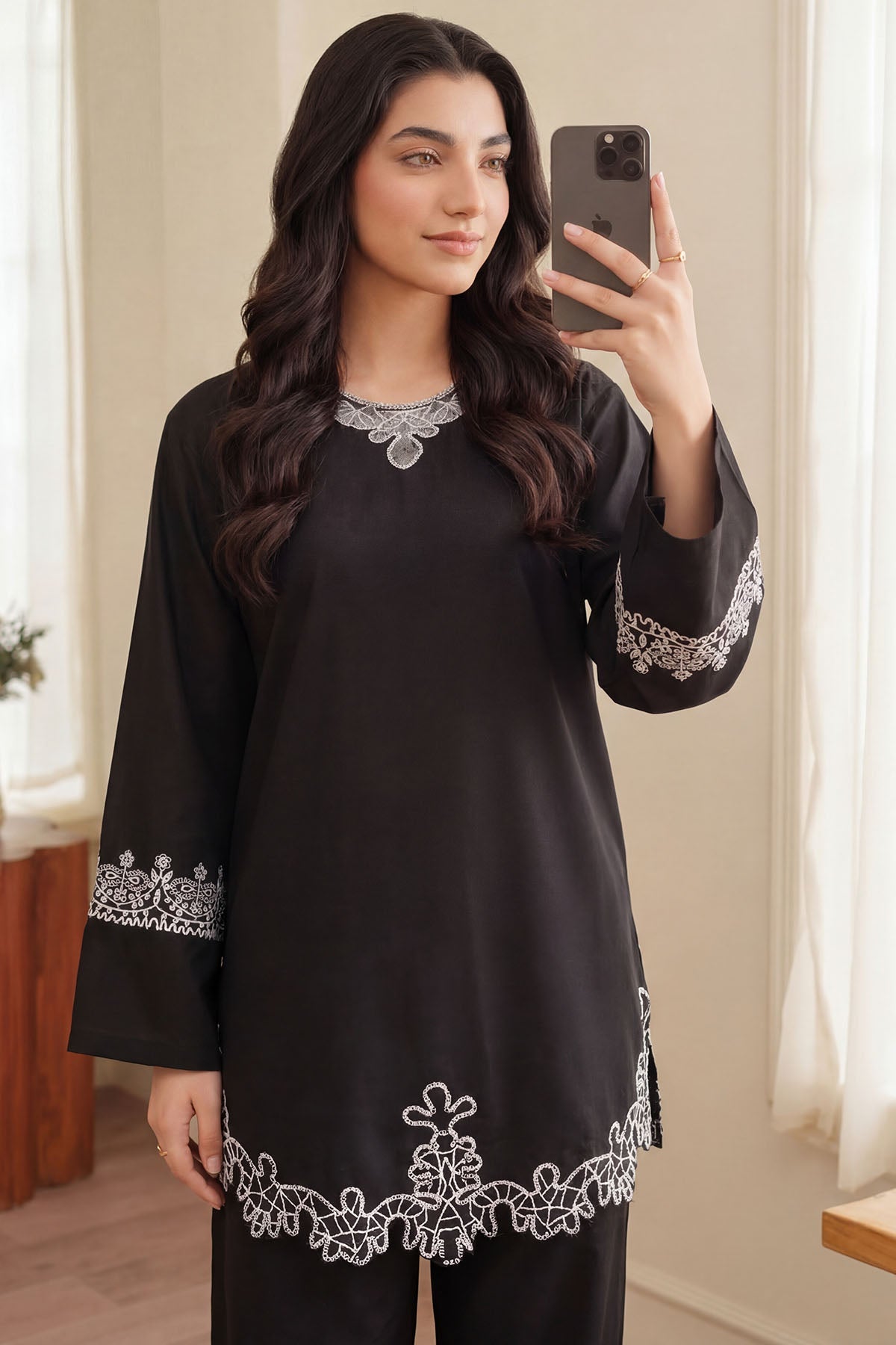 5942-SOPHIE EMBROIDERED CAMBRIC STITCHED
