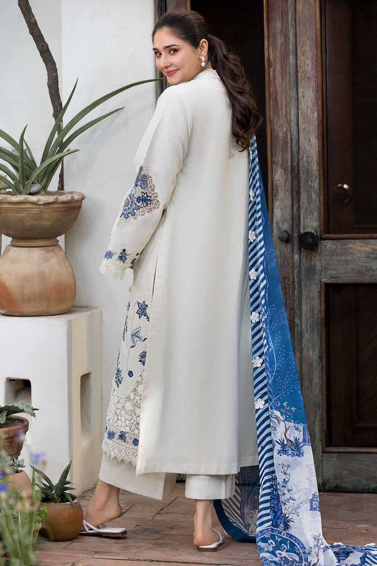 6118-LIGRIA EMBROIDERED LAWN STITCHED