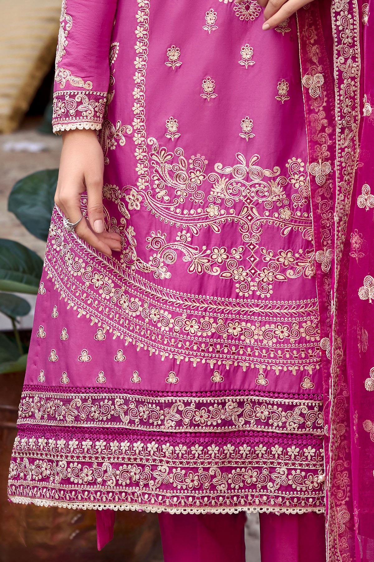 4042-AMAANI EMBROIDERED LAWN STITCHED